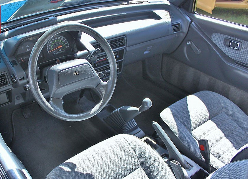 0622-JR1463_Daihatsu-Charade-interior.jpg